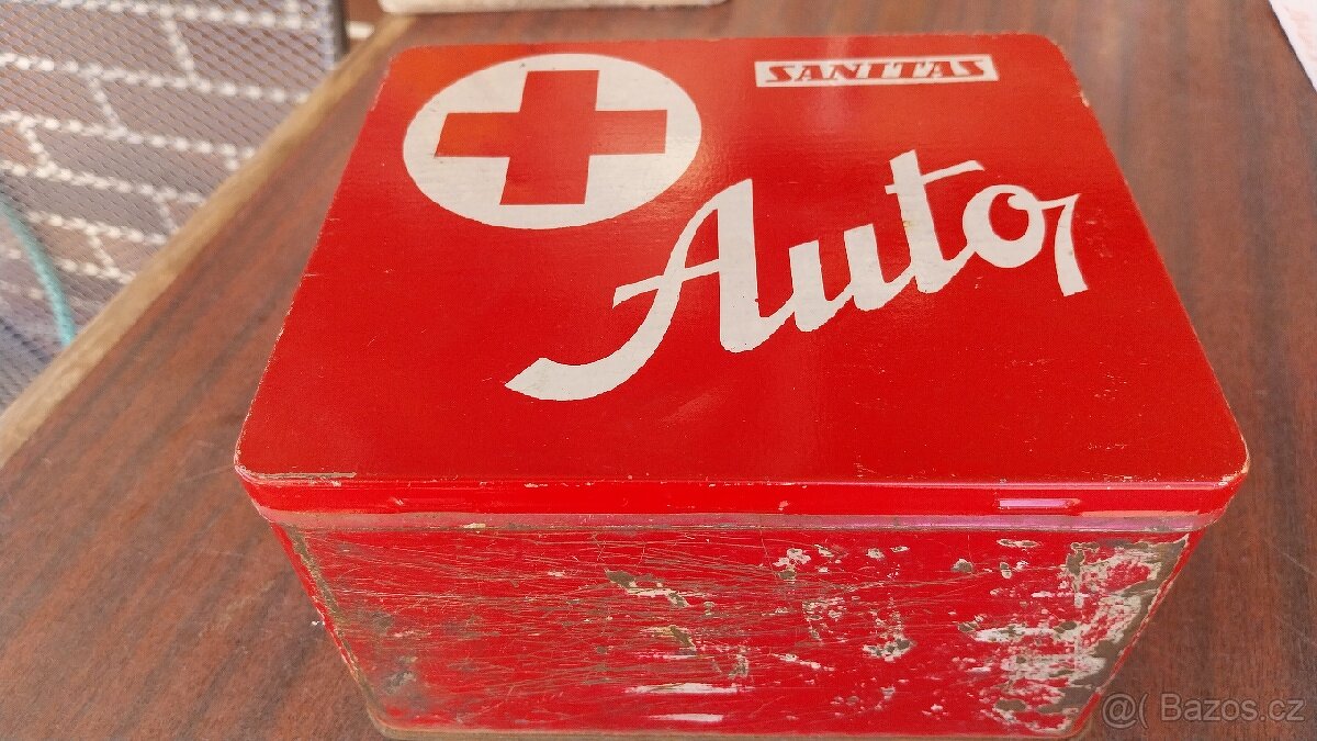 Retro lékárničky,nádoby na mléko, košík