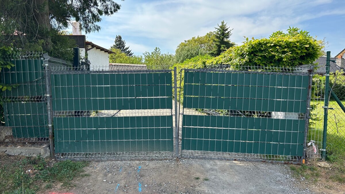 Vjezdová dvoukřídlá brána