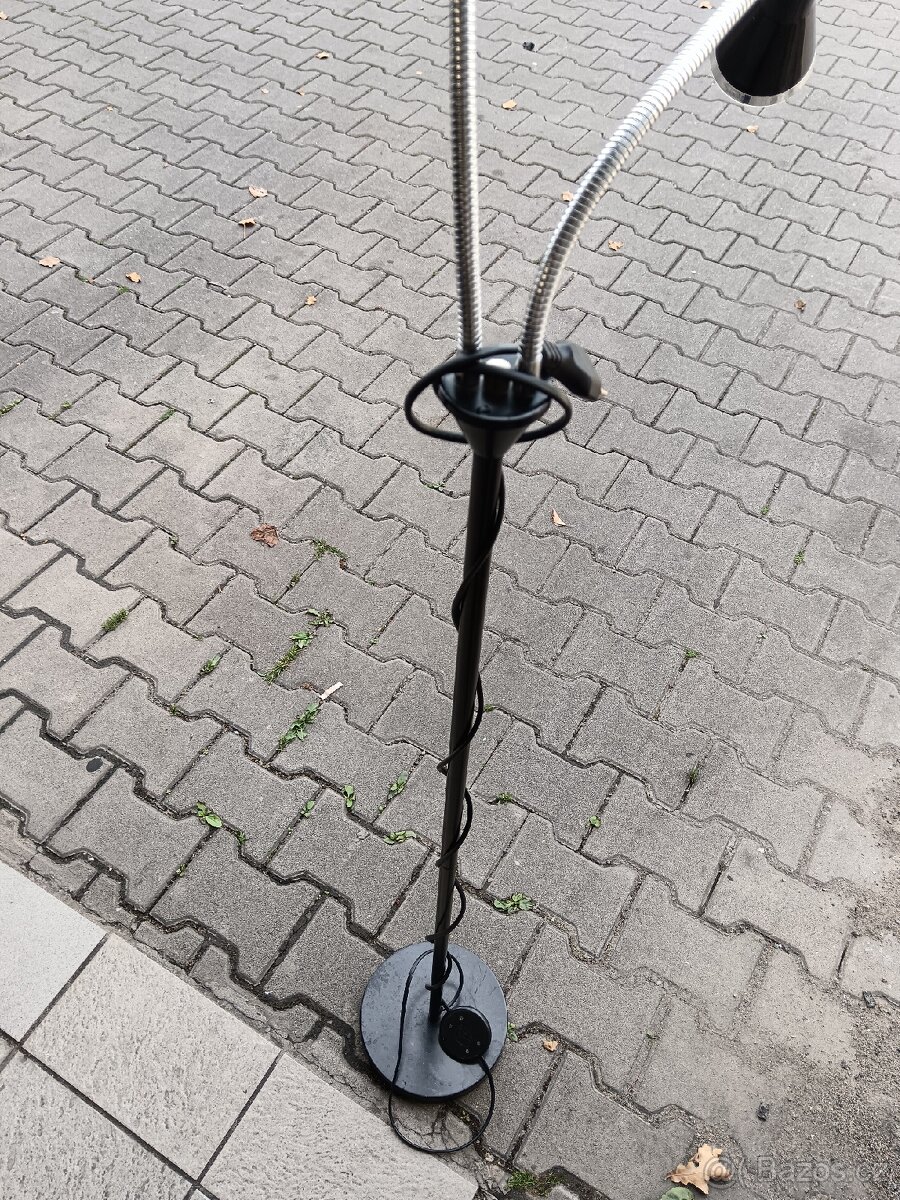 Stojací úsporná lampa led, nastavitelná do různých směrů.