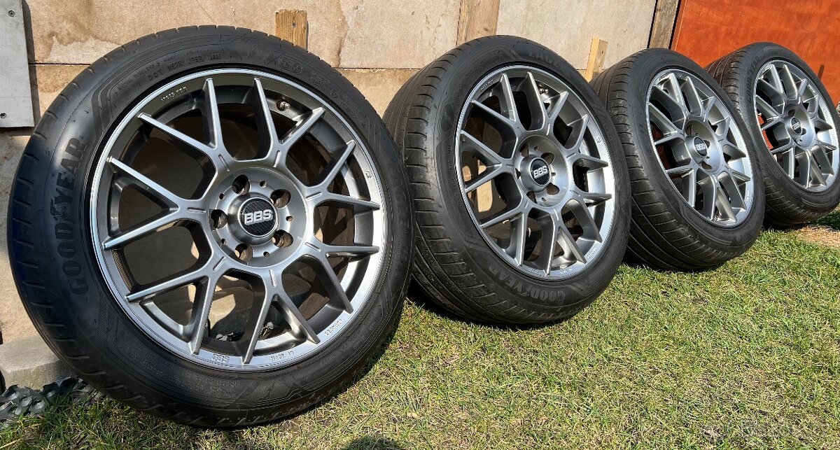 Kola 225/45 R17 Volkswagen Golf 8
