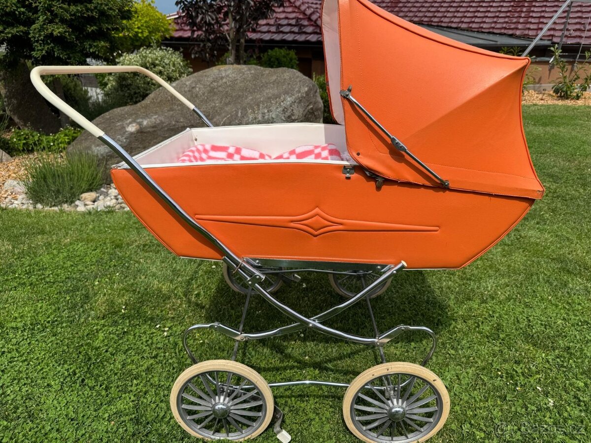 Retro kočárek pro dvojčata