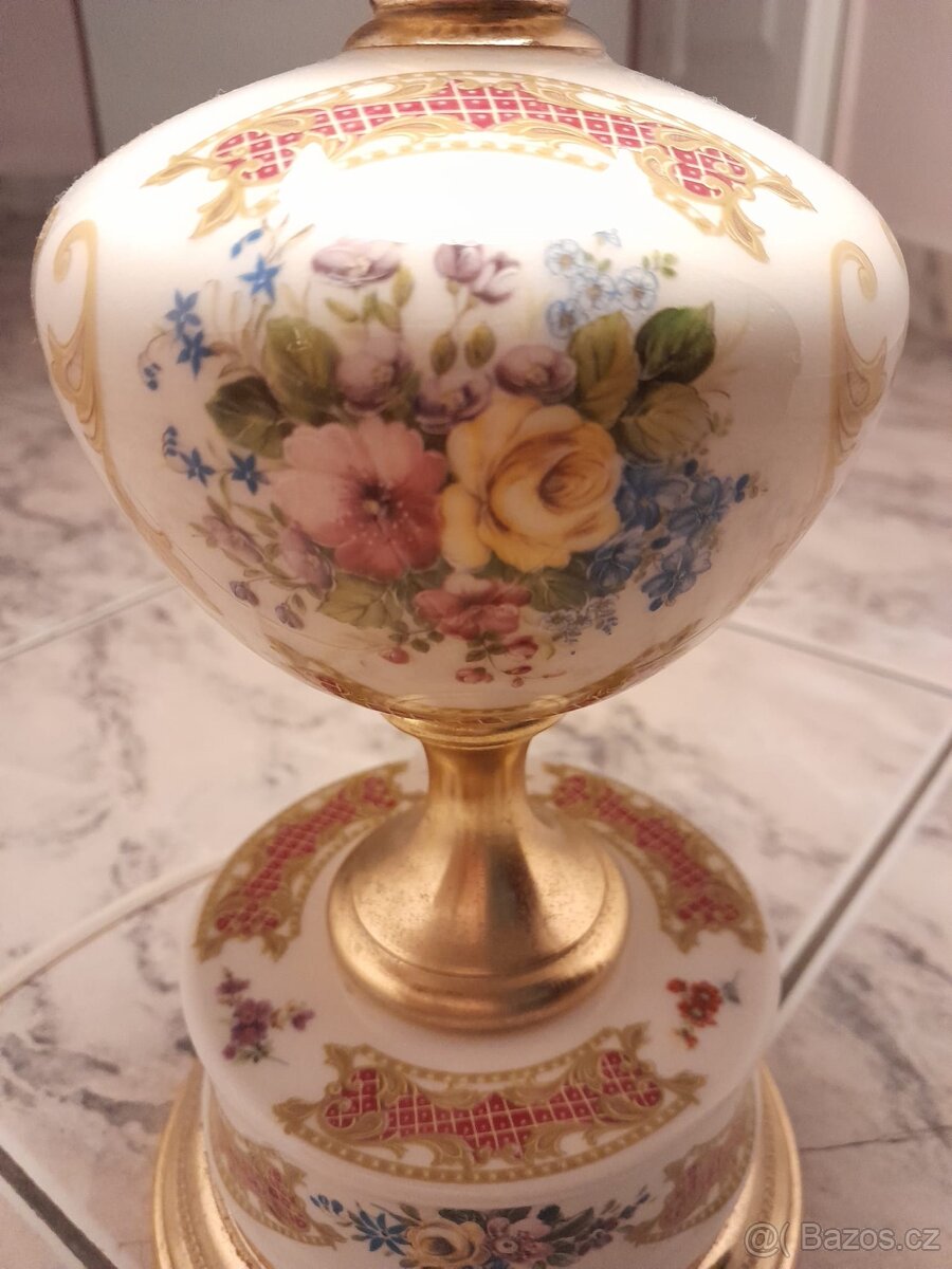 Stará lampička z porcelánu