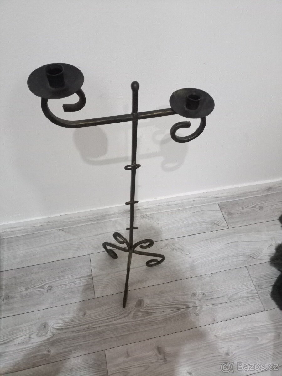 Krásný kovaný svícen patyna