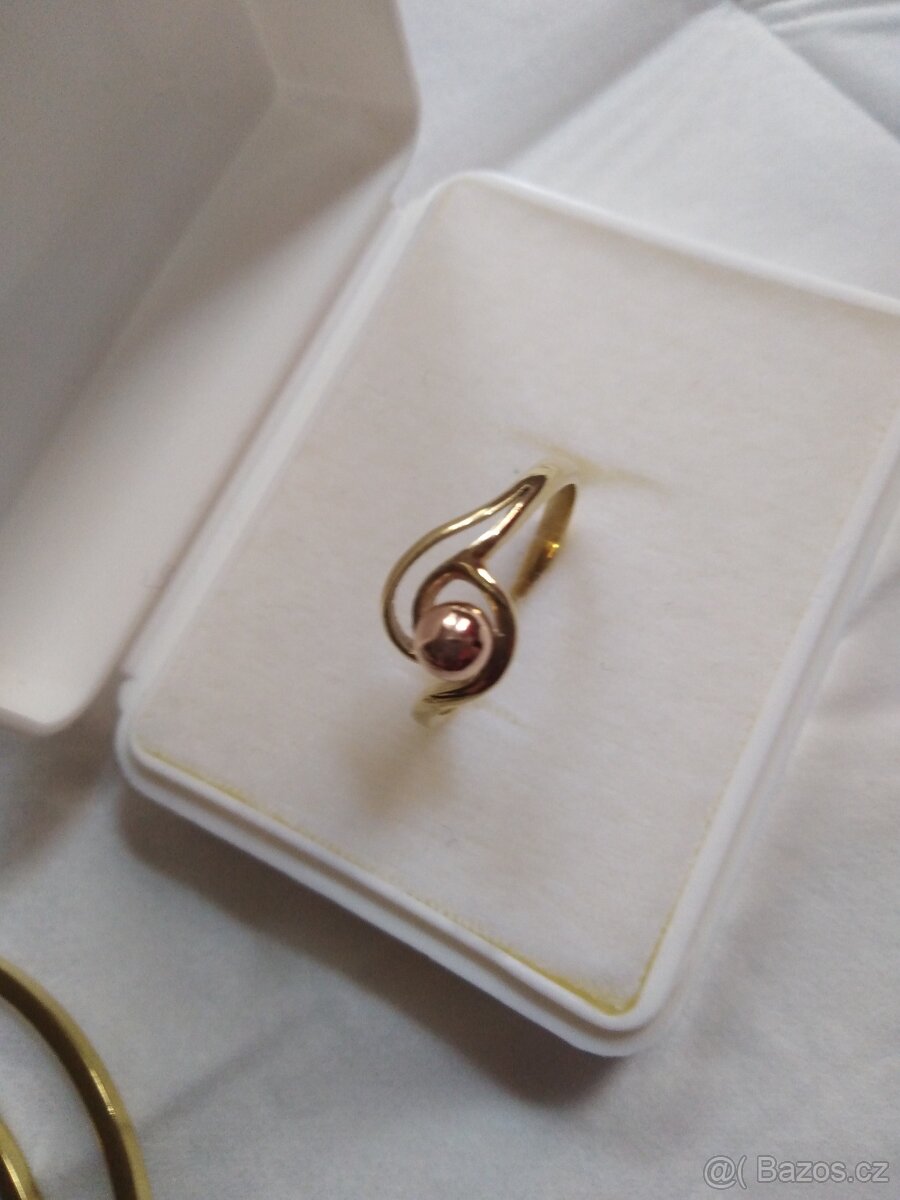 Zlatý dámský prsten