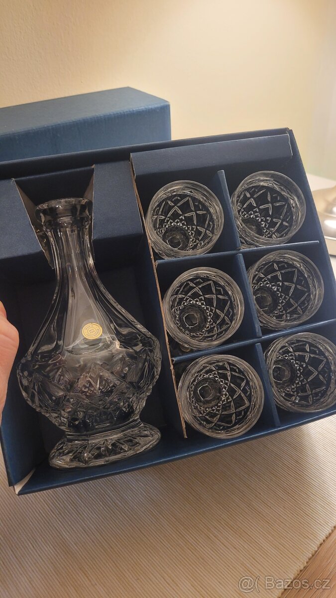 Křišťálové sklenice a karafa