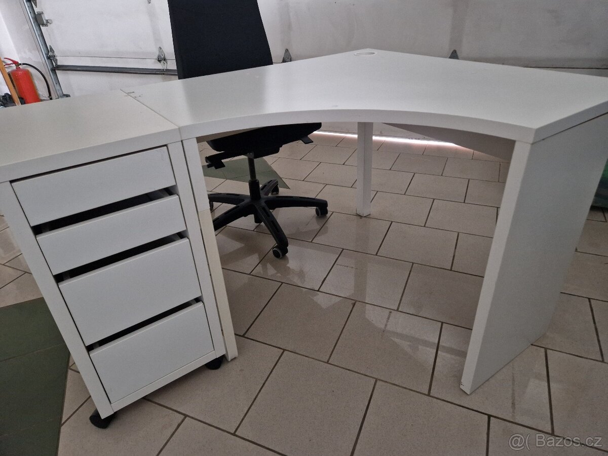 Psací stůl bilý rohový