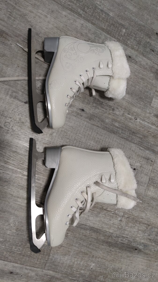 Dívčí lední brusle