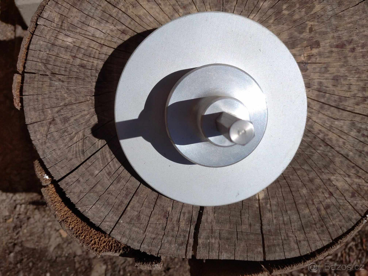 Montážní prvek pro hmoždinky