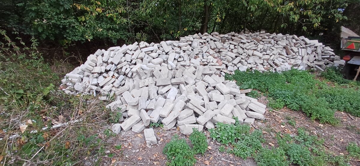 Cihly v pěkném stavu, bez nutnosti oklepávat