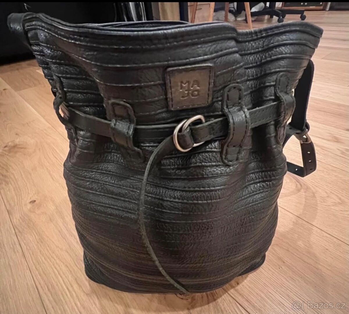 Černá kožená crossbody kabelka značky Majo
