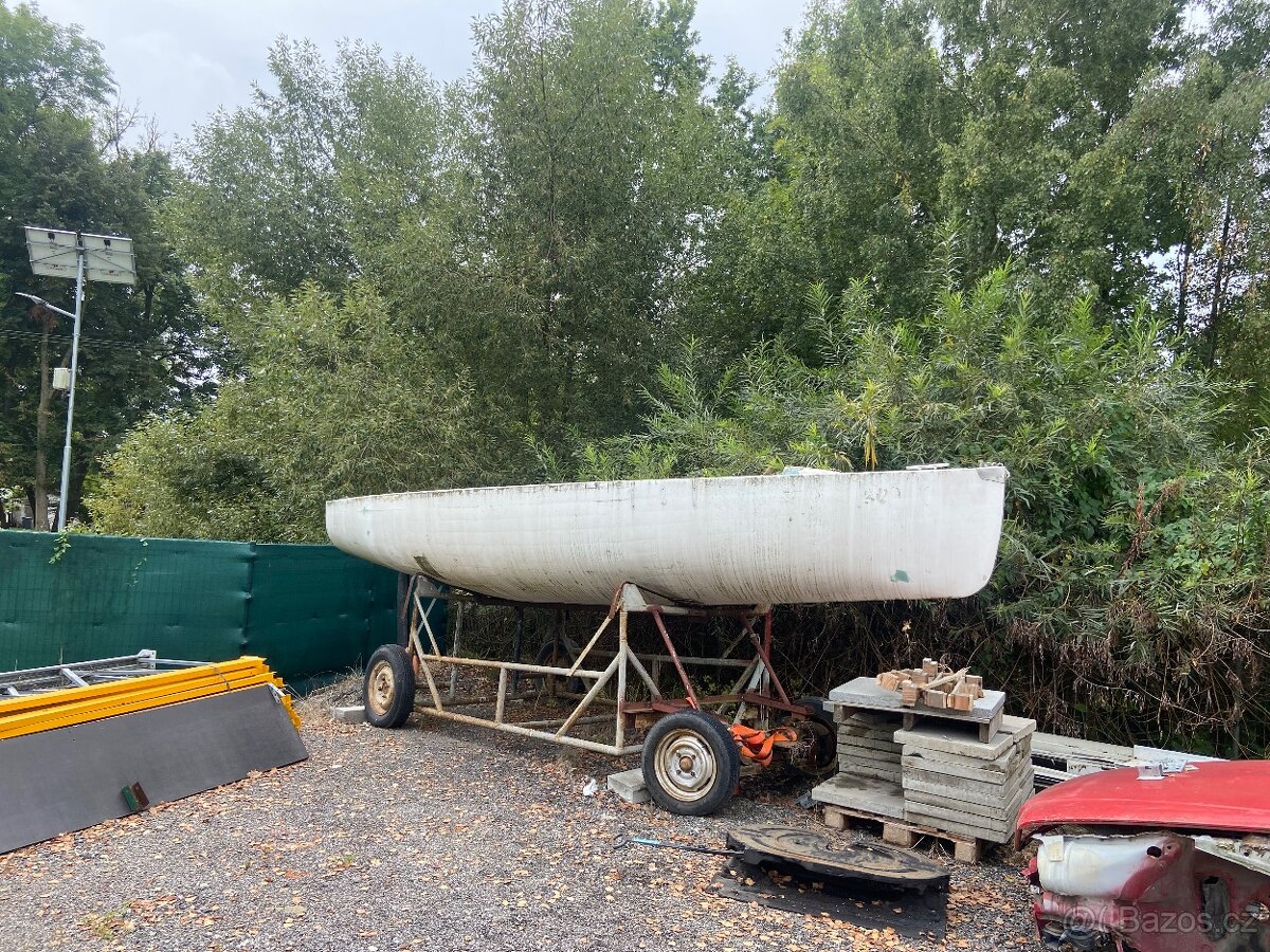 Trup plachetnice za odvoz