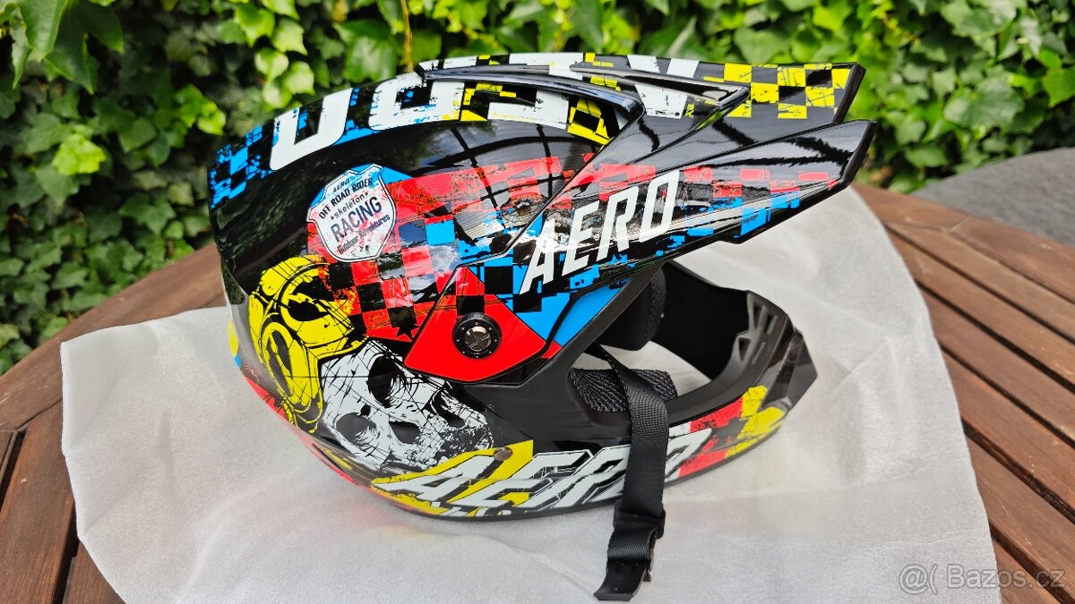 Nová dětská helma černo Aero