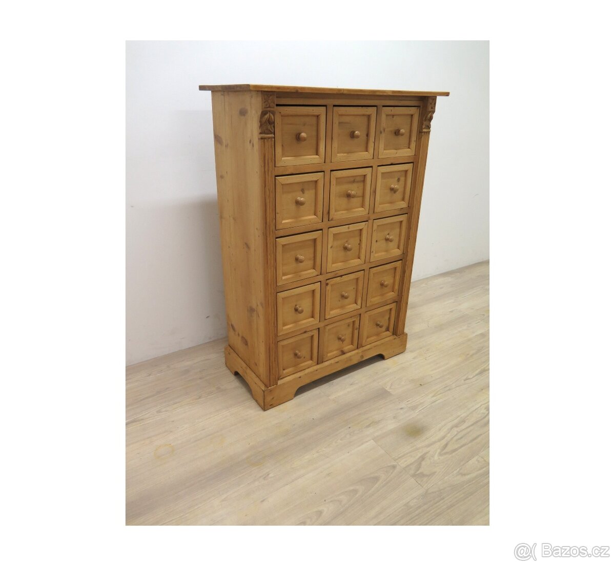 Krásný regál z masivu