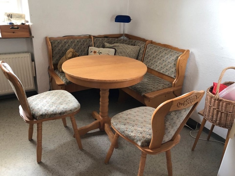 Rohová lavice, jídelní kulatý stůl a 2 židle