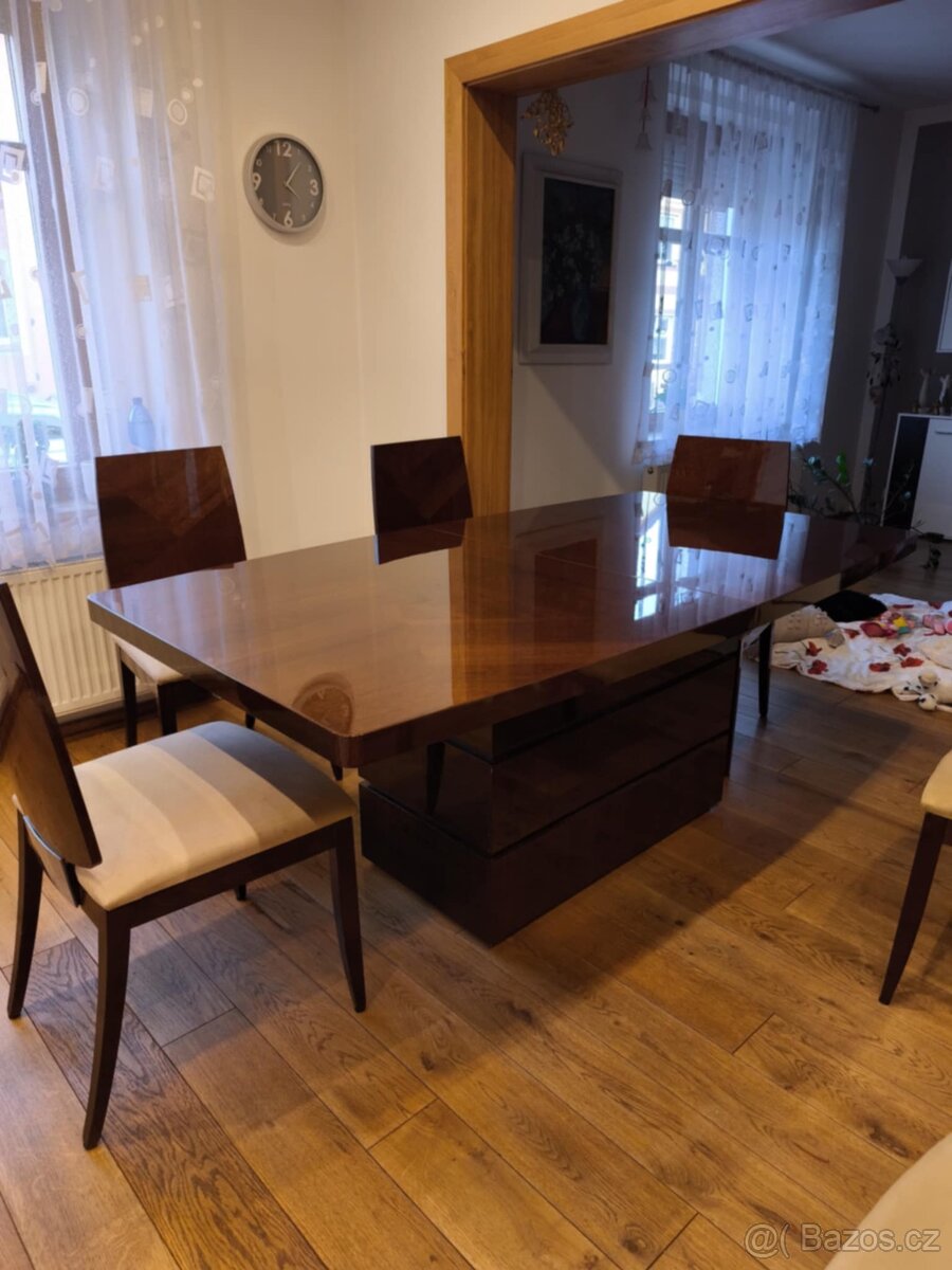Italský jídelní stůl se židlemi