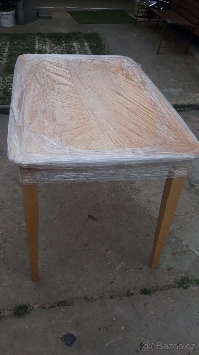 Kuchyňský stůl.