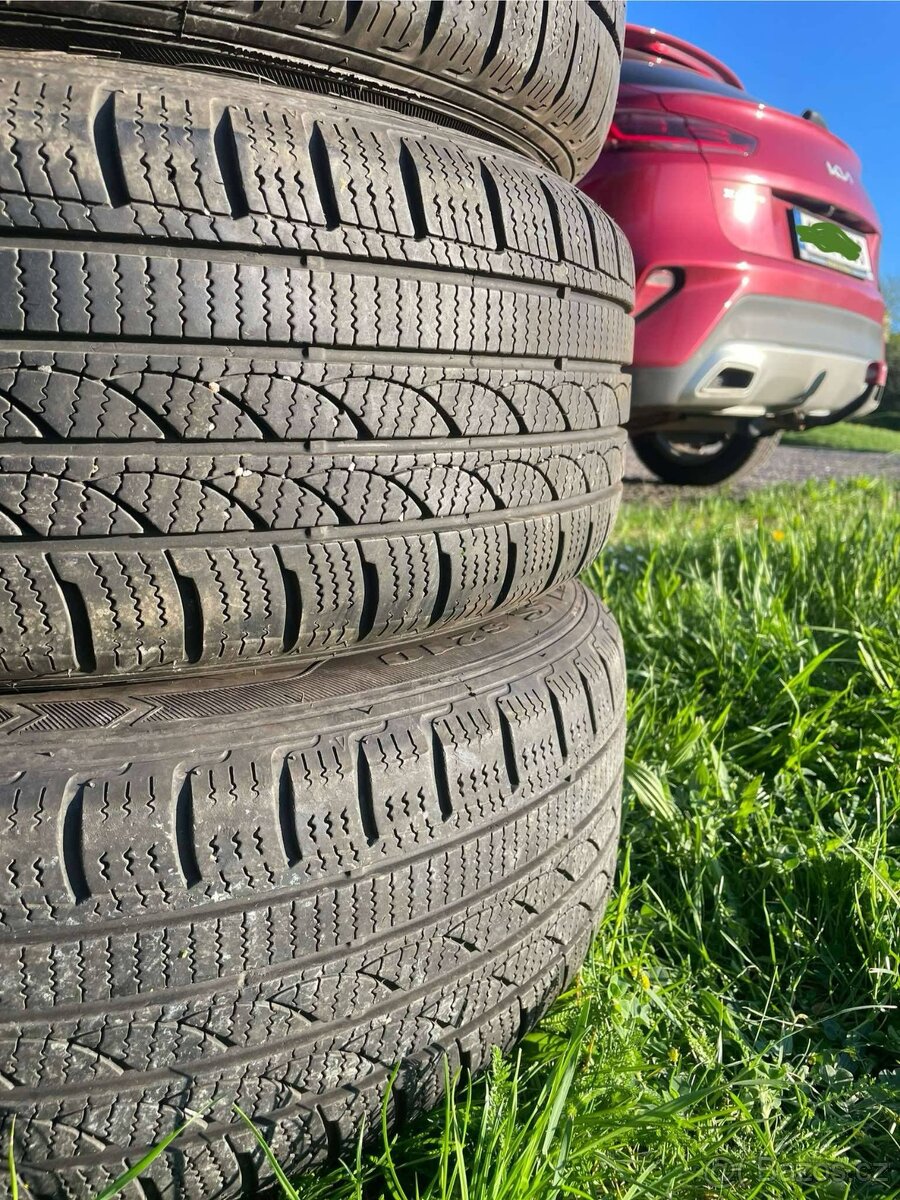 Zimní sada 205 55 16 v perfektním stavu cena za 4kusy......