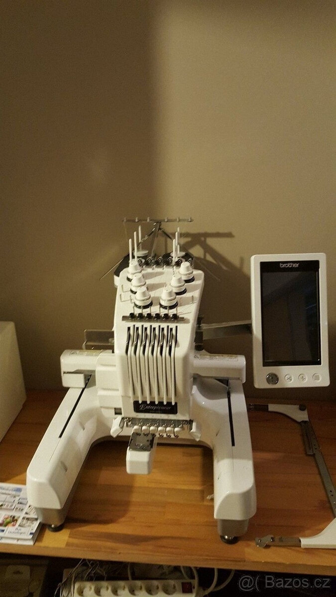 jako nový, 6jehlový vyšívací stroj Brother PR-650 Embroidery