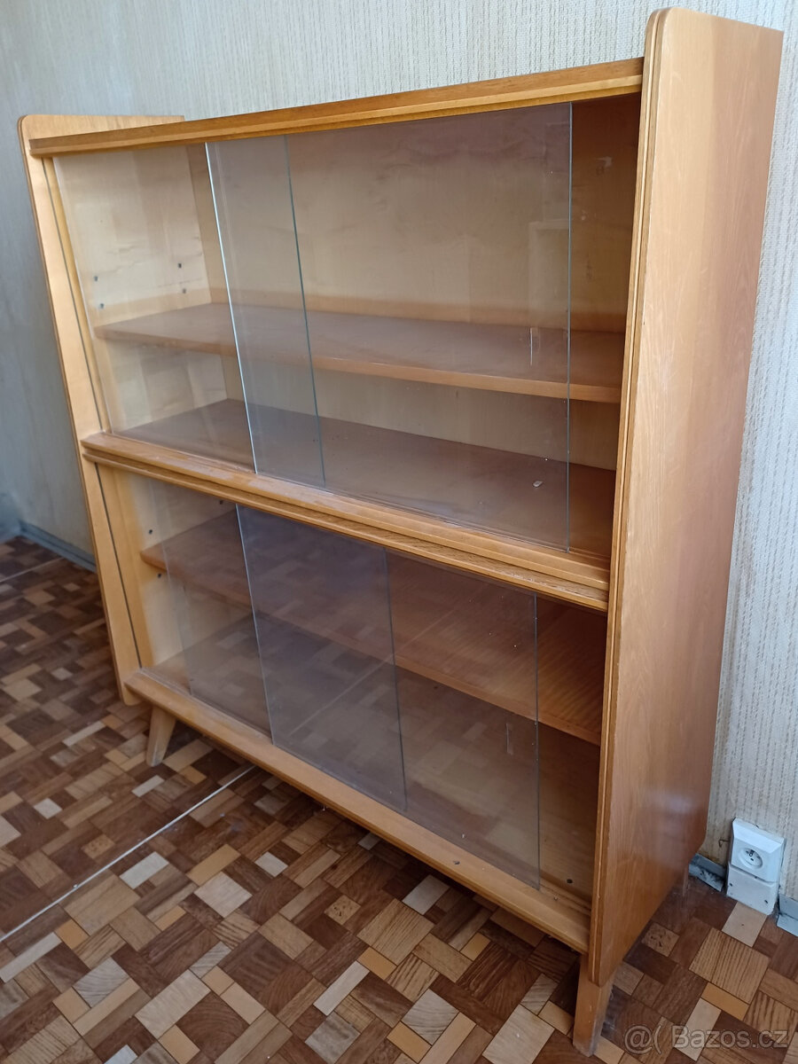 Starší prosklená skříň (sekretář),