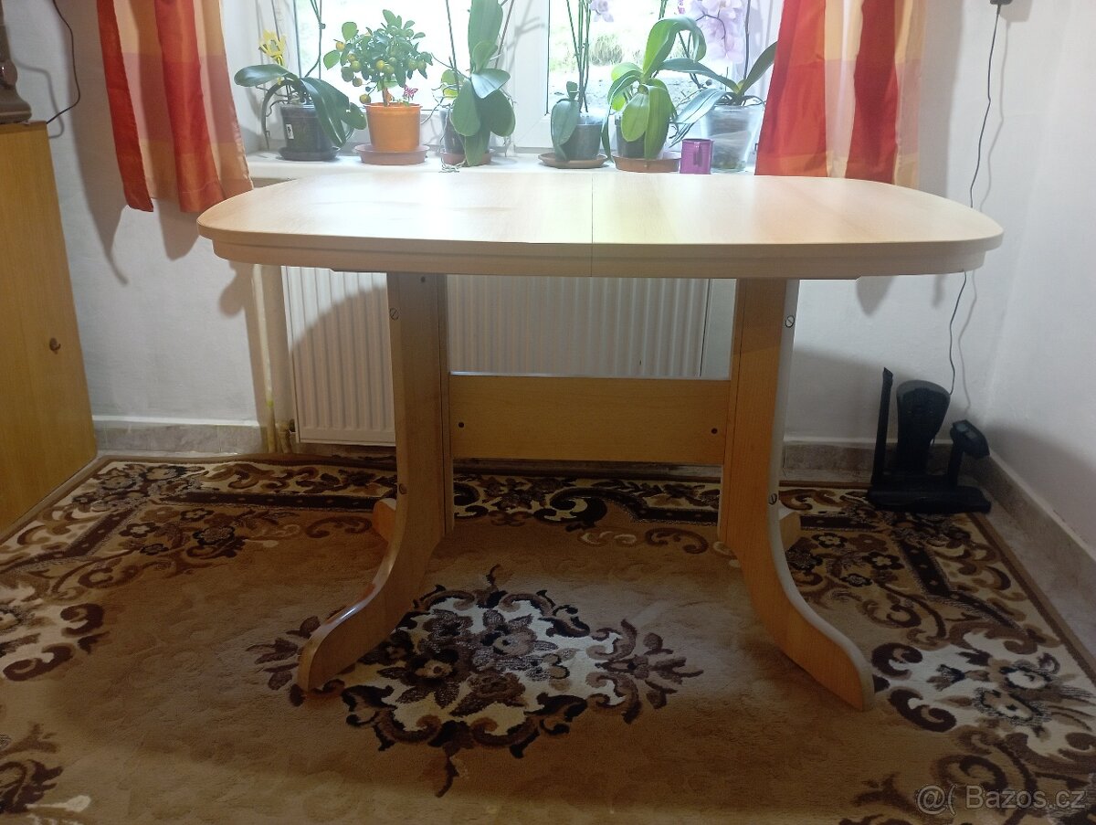 Rozkládací jídelní stůl