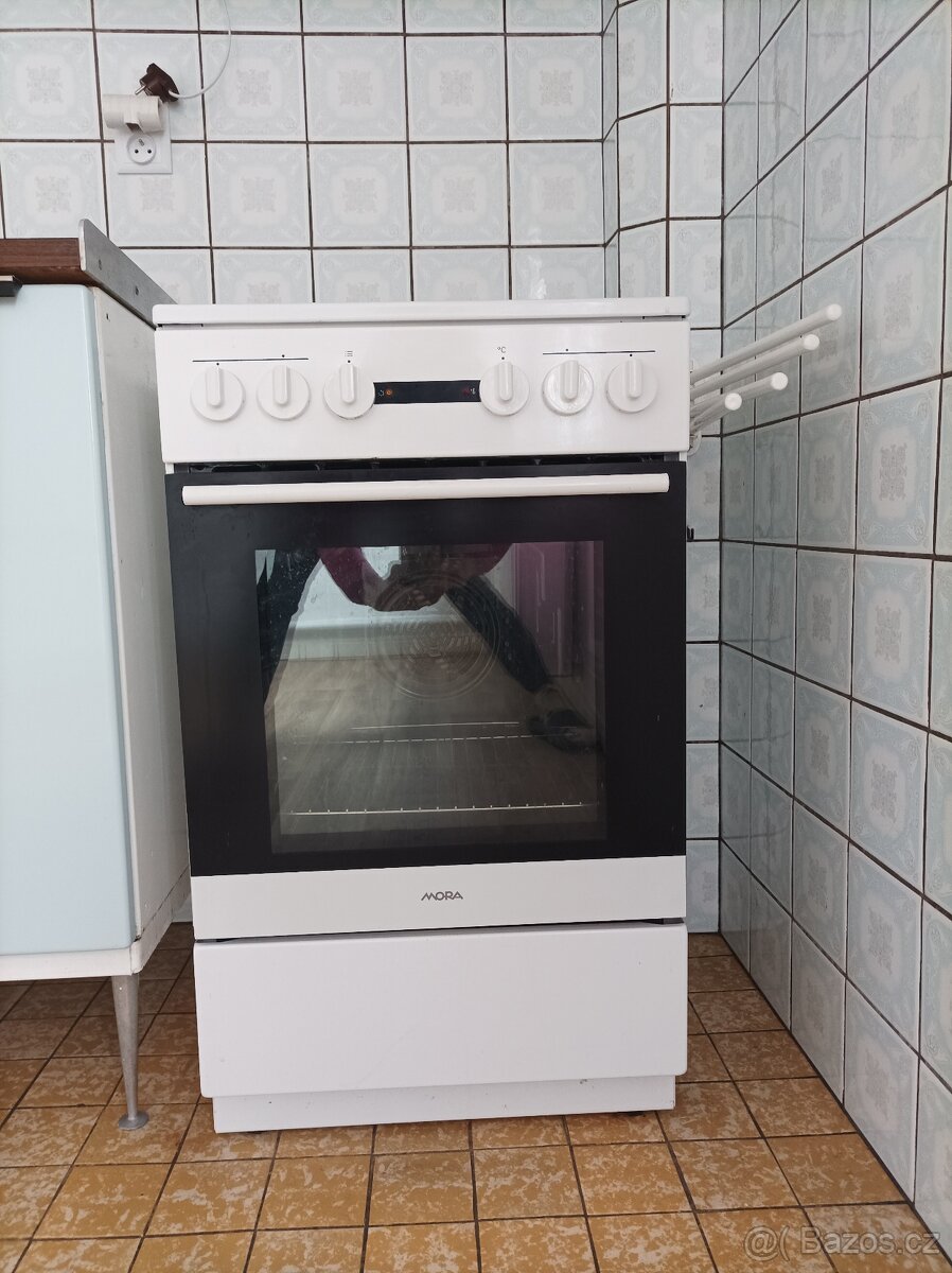 Prodám zánovní elektrický sporák