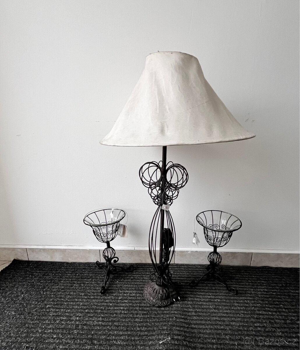Komplet lampa a dva stojánky
