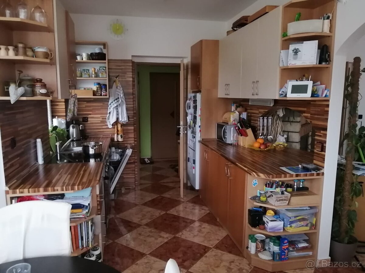 Prodam linku včetně sporáku, myčky, lednice