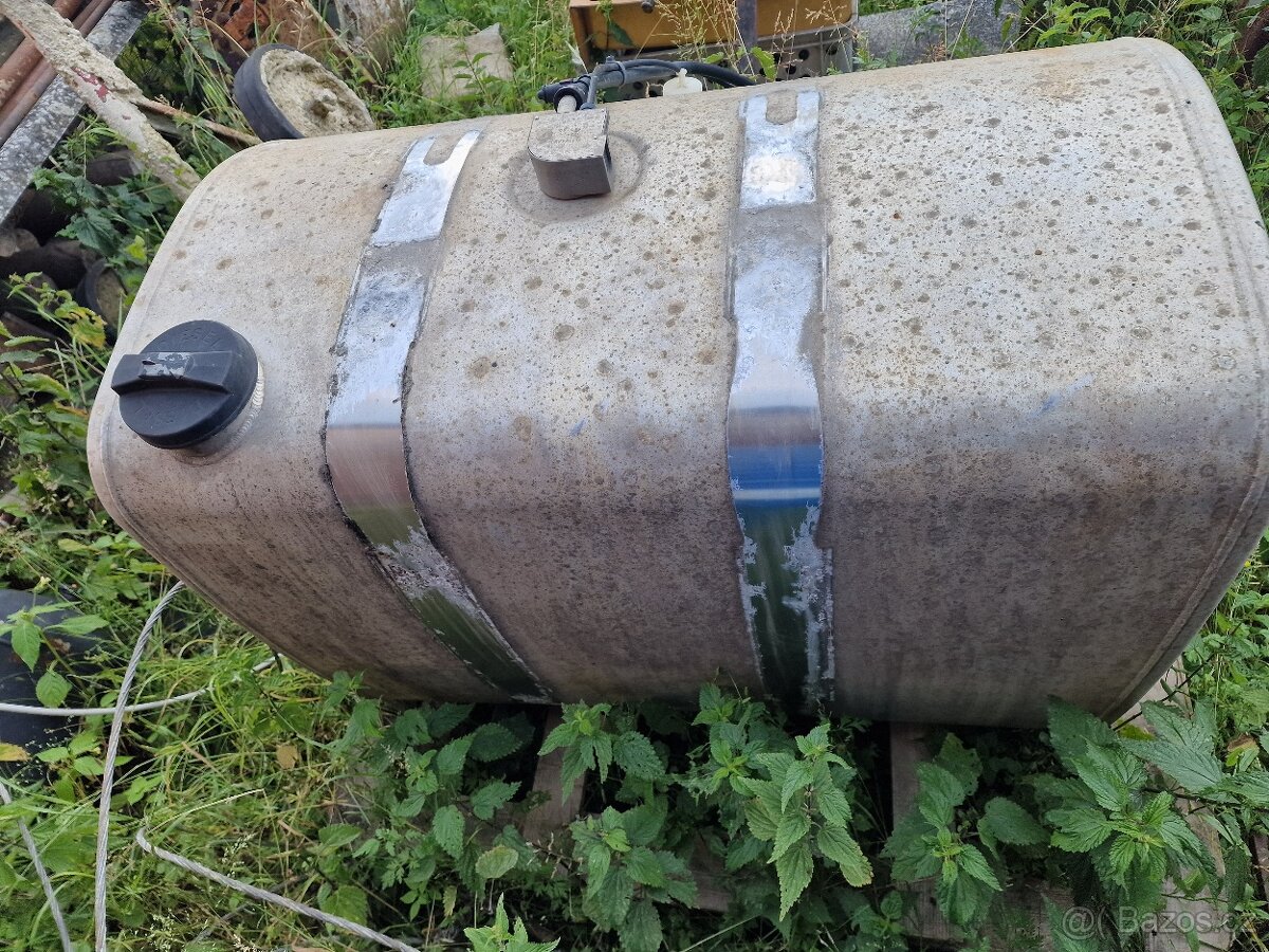 Naftové nádrž Volvo 400l