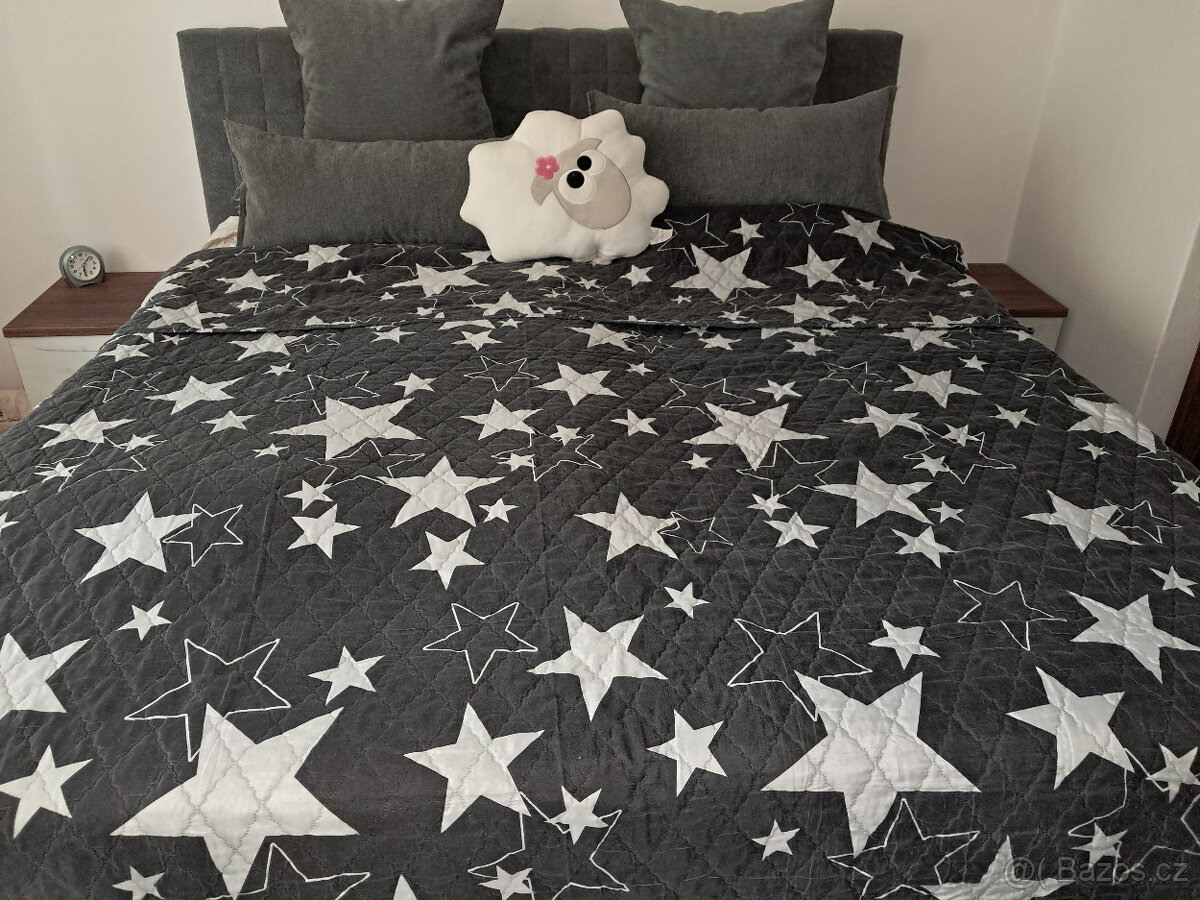 Přehoz na postel, deka, polštářky, rohož za postel a jiné
