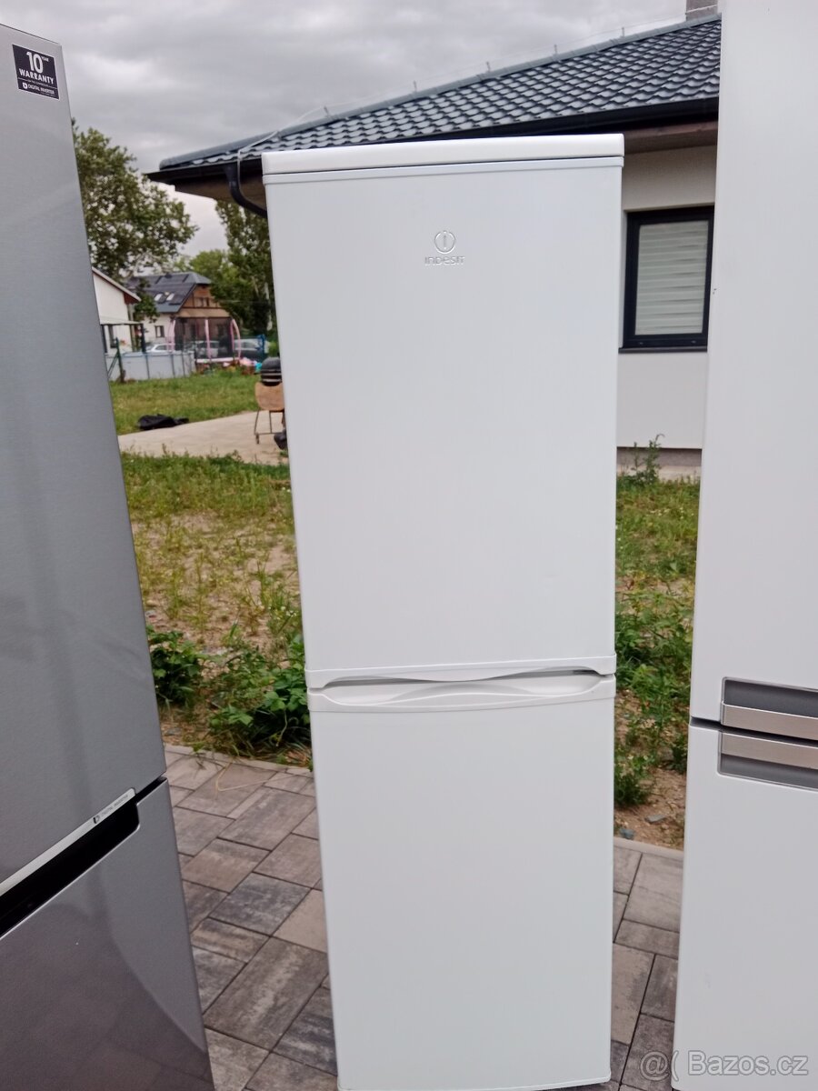 Lednice s mrazakem Indesit