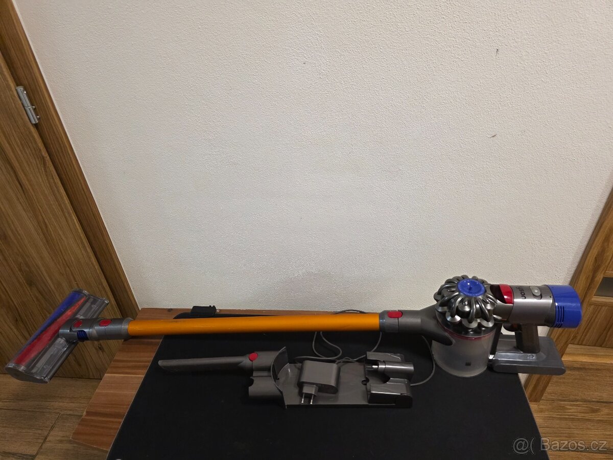 Dyson V8