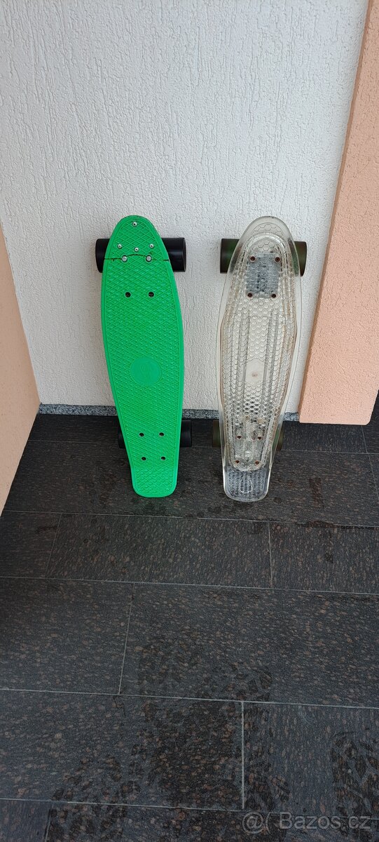 Dva skateboardy