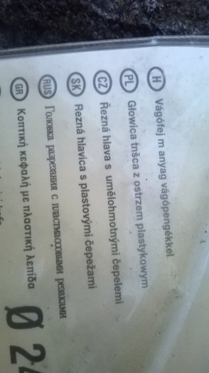 kabely, řezačka, a hliníková folie