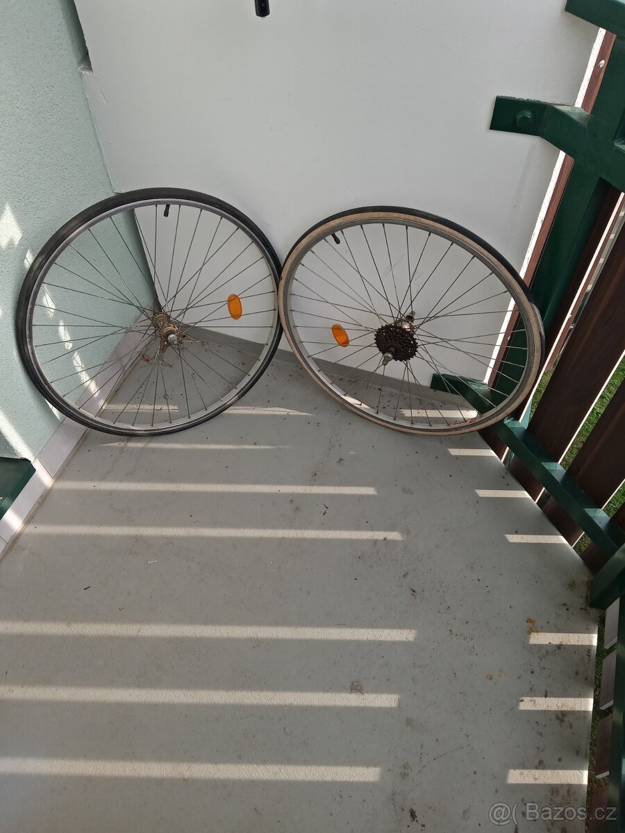 Přední a zadní kolo 25" s plášti 25-622 (700x25 C)