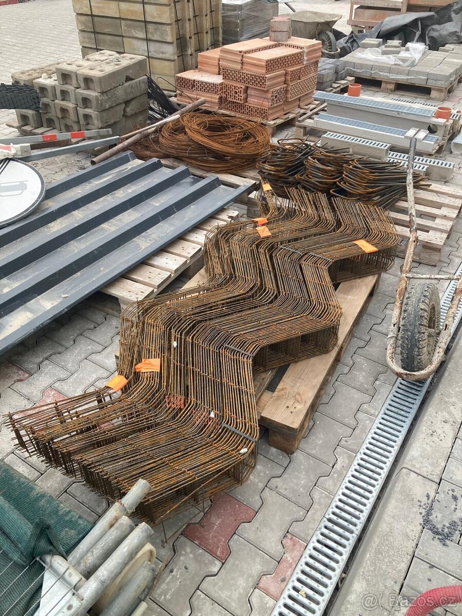 UHT ocelové distančníky 15cm - hadi