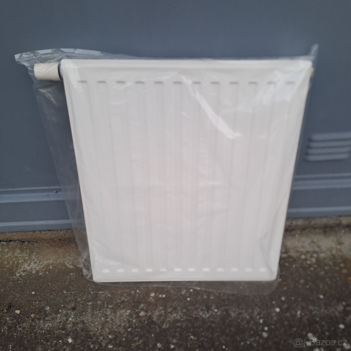 Deskový radiátor - spodní plnění