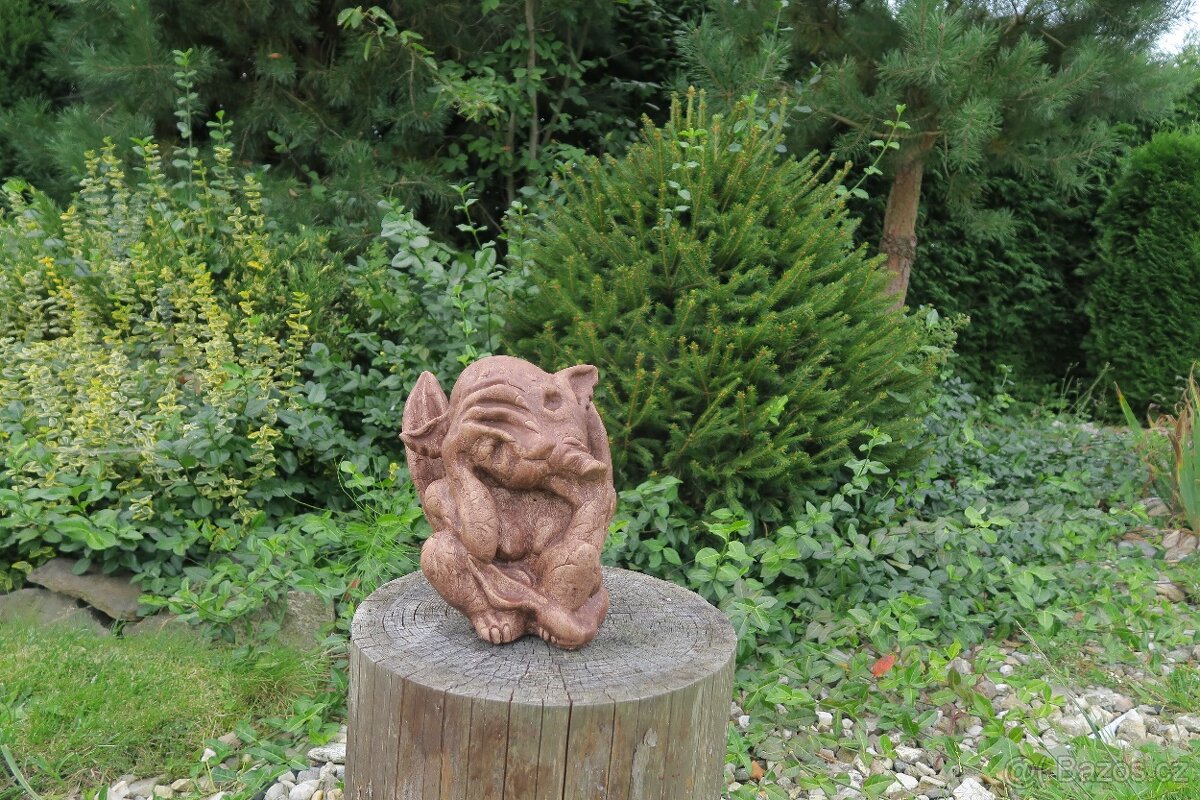 Zahradní dekorace - dráček umělý kámen