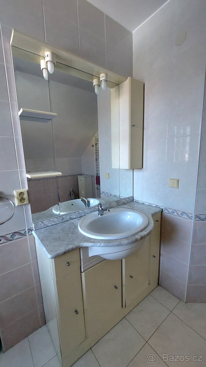 Koupelnová skříňka s umyvadlem a zrcadlem