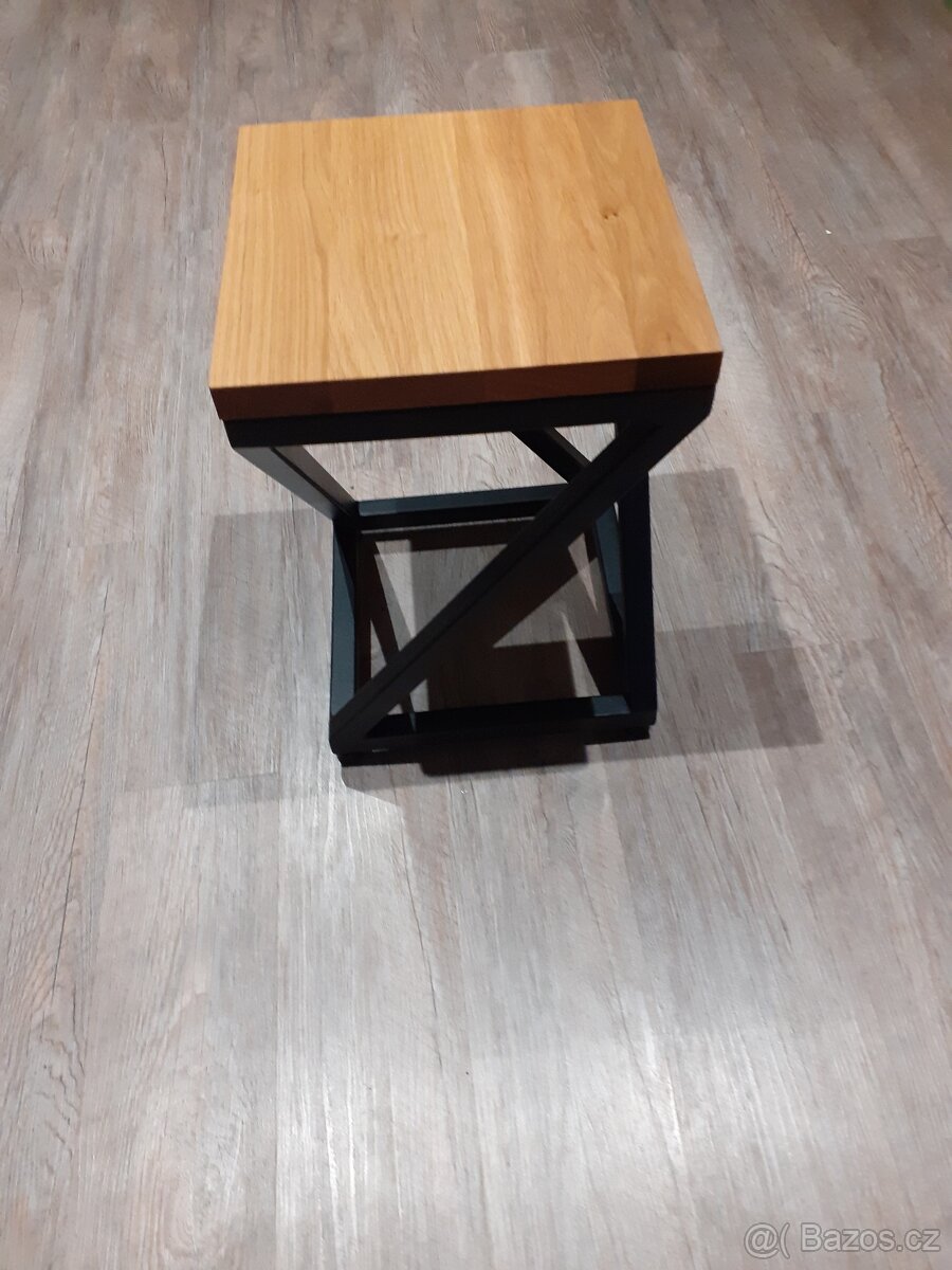 Moderní odkládací stolek