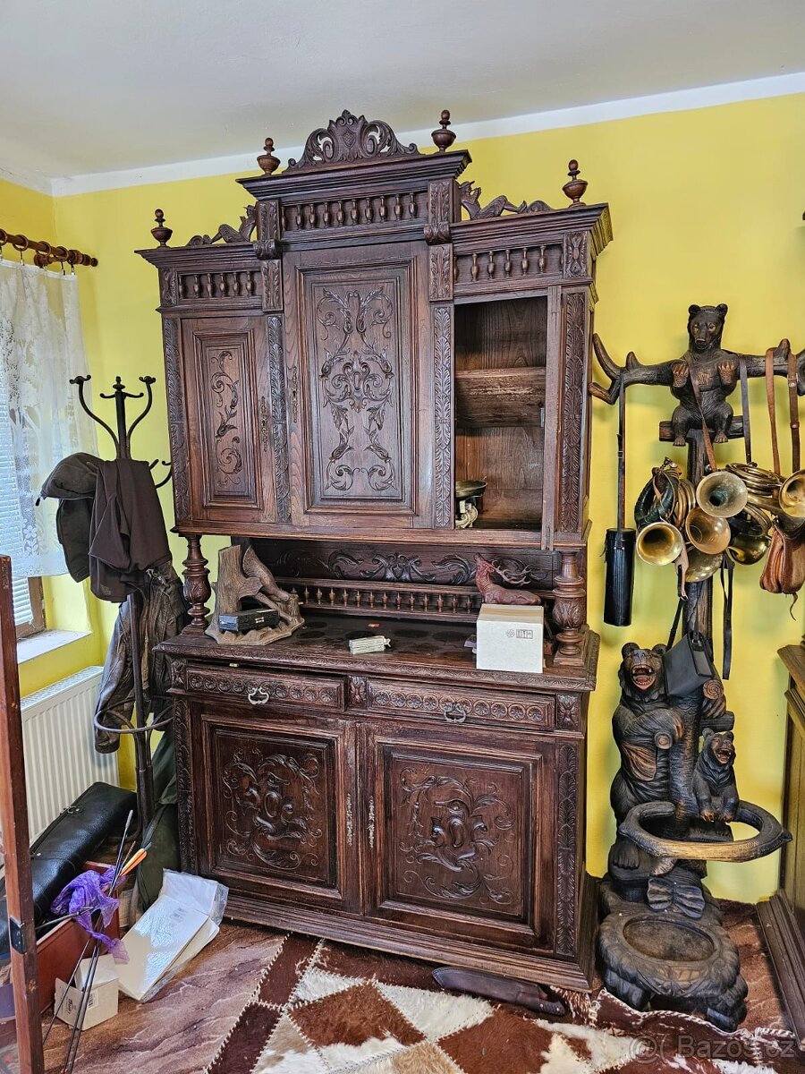 Skříně,komody,skleník,trofeje,paroží.