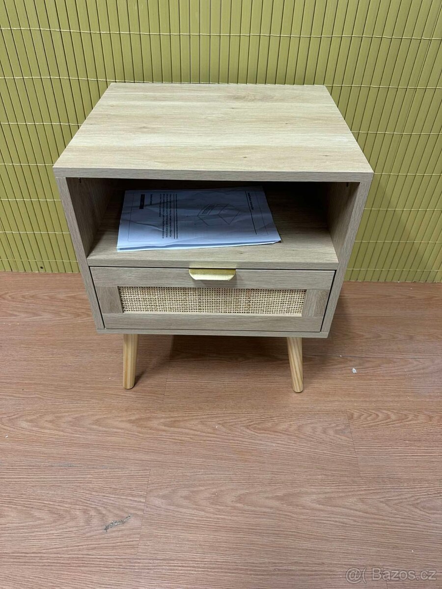 Stylový noční stolek z přírodního dřeva – nový