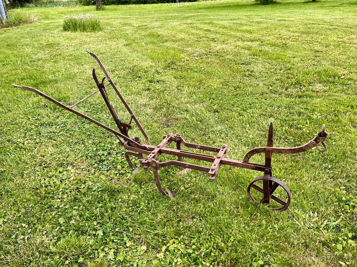 Staré zemědělské nářadí/stroje
