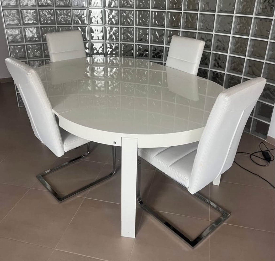 Jídelní rozkládací stůl