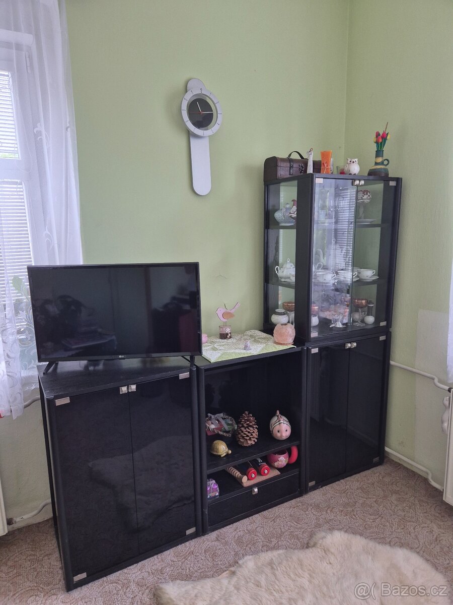 Černá obývací stěna s vitrínou