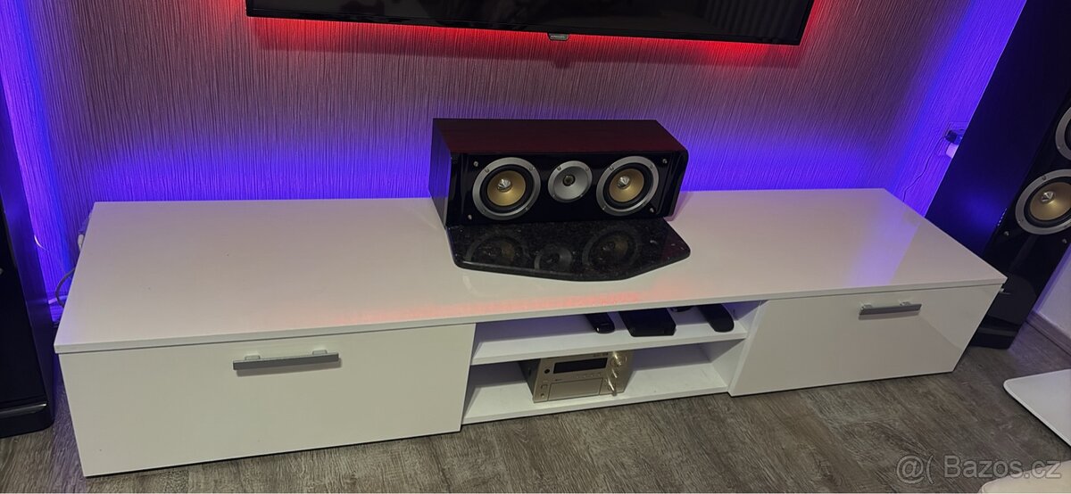 Skříňka pod televizi