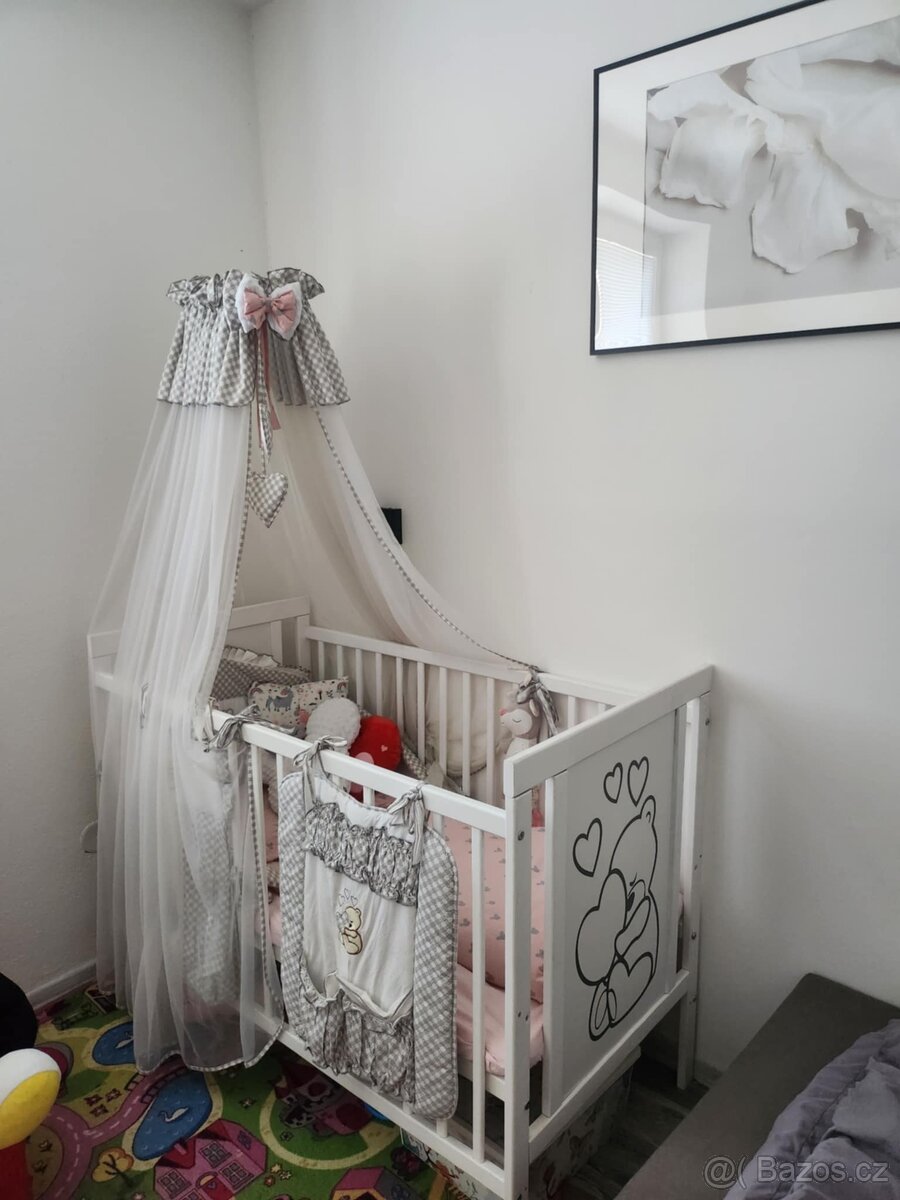 Dětská postýlka s nebesy.