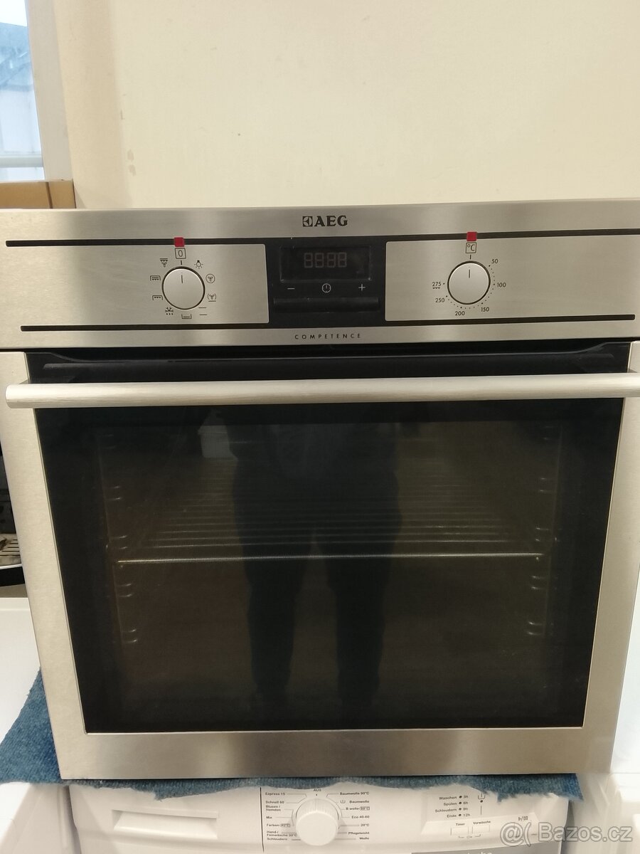 Vestavná trouba AEG