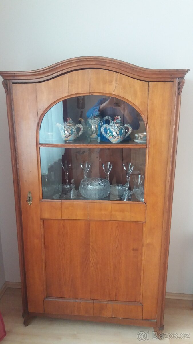 Starožitná vitrína