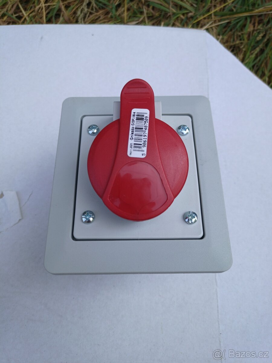 Zásuvka 16A/400V 3P+Z