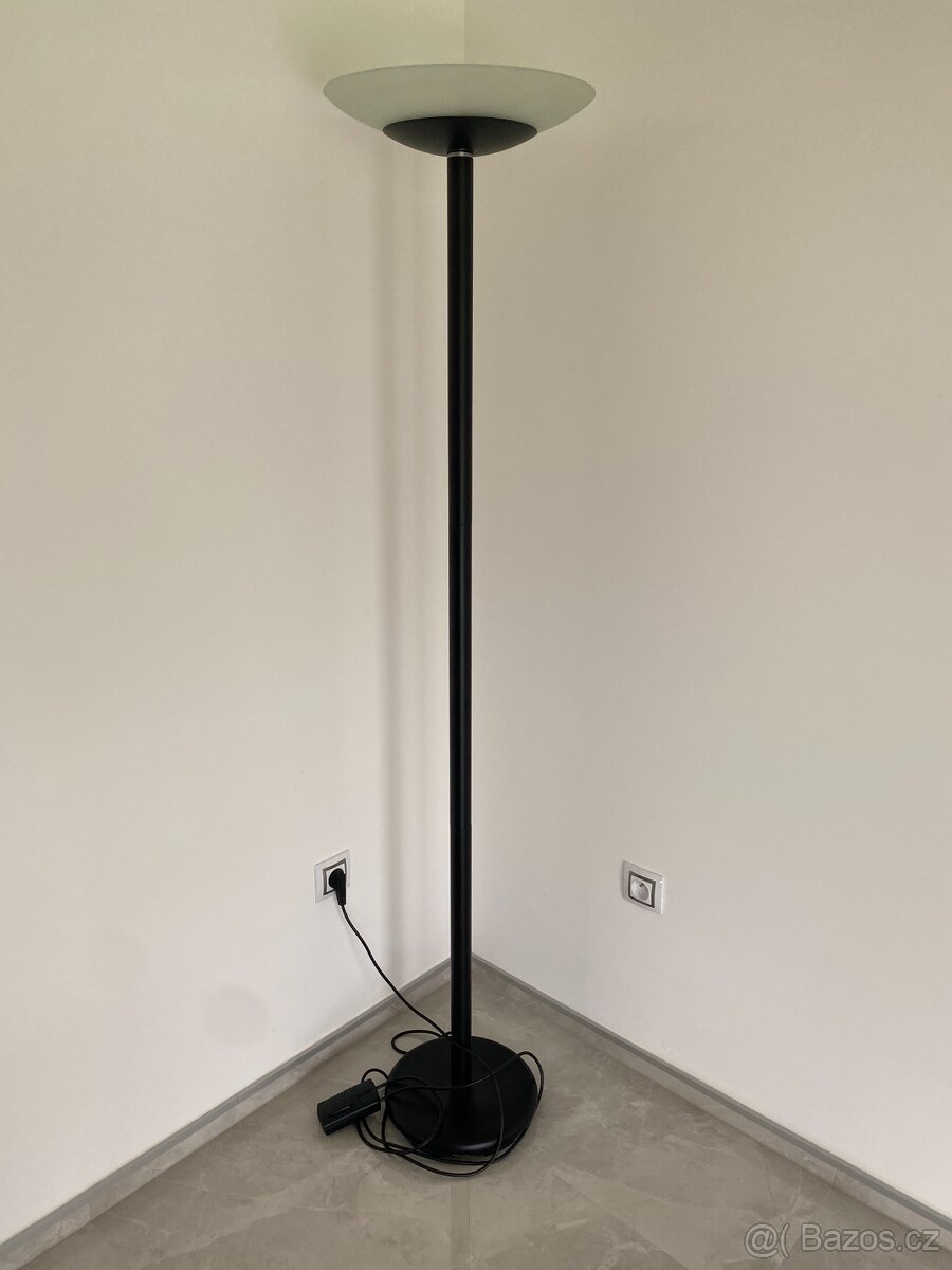 Moderní stojací lampa – černá s mléčným stínidlem